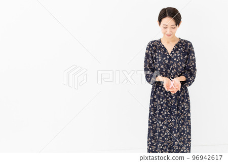 Pink ribbon woman 96942617