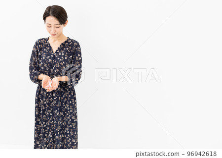 粉紅絲帶的女人 96942618