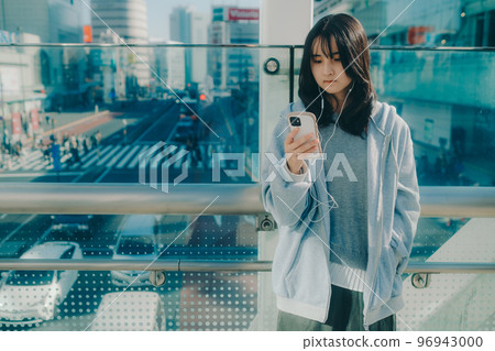 與城市中的女高中生和智能手機合影 與城市中的女高中生和智能手機合影 96943000