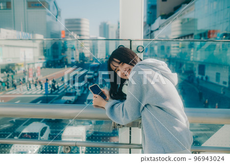 與城市中的女高中生和智能手機合影 96943024