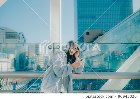 Photo with a high school girl and a smartphone in the city 96943026
