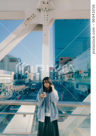 與城市中的女高中生和智能手機合影 與城市中的女高中生和智能手機合影 96943056