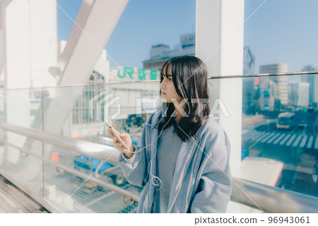 與城市中的女高中生和智能手機合影 96943061