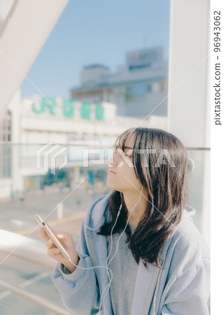 與城市中的女高中生和智能手機合影 與城市中的女高中生和智能手機合影 96943062