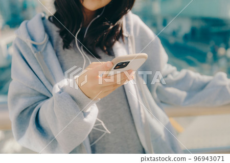 與城市中的女高中生和智能手機合影 96943071