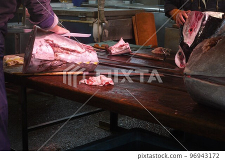 Dismantling of Oma bluefin tuna and tuna auction. Dismantling of Oma bluefin tuna and tuna auction. 96943172