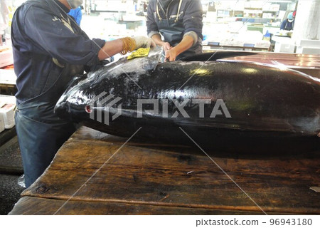 Dismantling of Oma bluefin tuna and tuna auction. 96943180