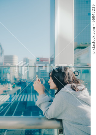 Photo with a high school girl and a smartphone in the city 96943239