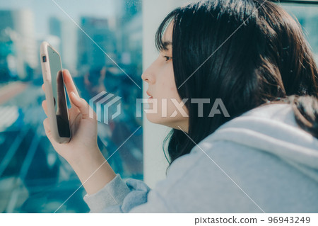 與城市中的女高中生和智能手機合影 與城市中的女高中生和智能手機合影 96943249