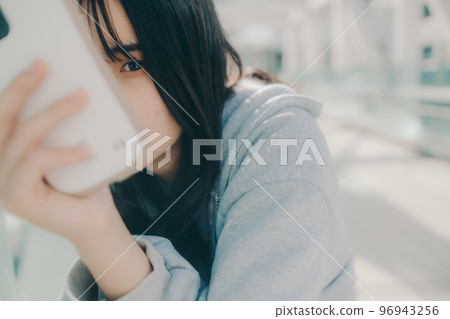 與城市中的女高中生和智能手機合影 96943256