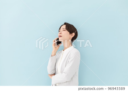 Business woman smartphone blue back 96943389