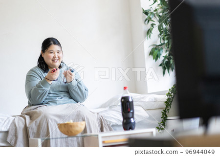Women playing games 96944049
