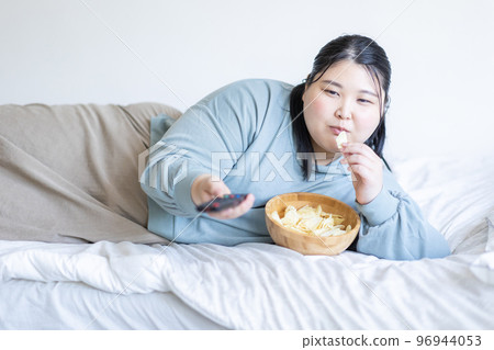 A woman watching TV 96944053