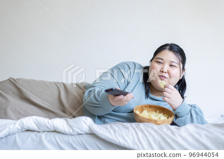 一個女人在看電視 96944054