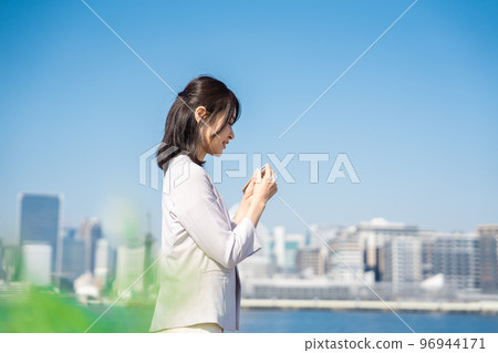 學習單詞書的女商人 96944171