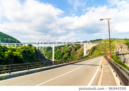 Minami Aso superb view of fresh greenery "Scenery around Shin-Aso Bridge from Aso Choyo Bridge" 96944599
