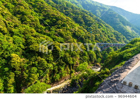Minami Aso superb view of fresh green "From Aso Choyo Bridge to Daiichi Shirakawa Bridge and Minami Aso Railway Scenery" Minami Aso superb view of fresh green "From Aso Choyo Bridge to Daiichi Shirakawa Bridge and Minami Aso Railway Scenery" 96944604