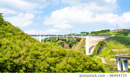 南阿蘇新綠絕景“從阿蘇長陽橋眺望新阿蘇橋周邊的風景” 南阿蘇新綠絕景“從阿蘇長陽橋眺望新阿蘇橋周邊的風景” 96944735