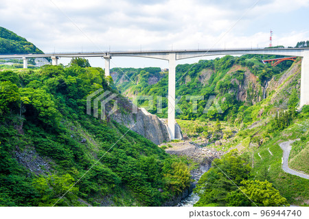 Minami Aso superb view of fresh greenery "Scenery around Shin-Aso Bridge from Aso Choyo Bridge" 96944740