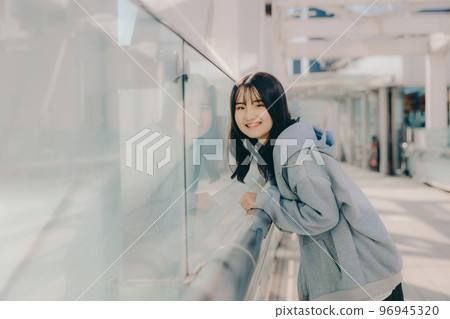 女高中生在都市相會的照片 96945320