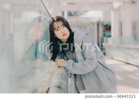 女高中生在都市相會的照片 96945321