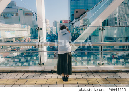 女高中生在都市相會的照片 96945323