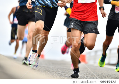 City marathon marathon runner running downhill City marathon marathon runner running downhill 96945428