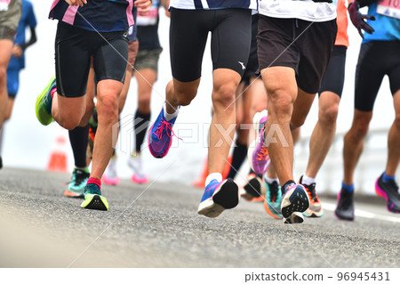 城市馬拉松馬拉松賽跑者跑下坡 城市馬拉松馬拉松賽跑者跑下坡 96945431