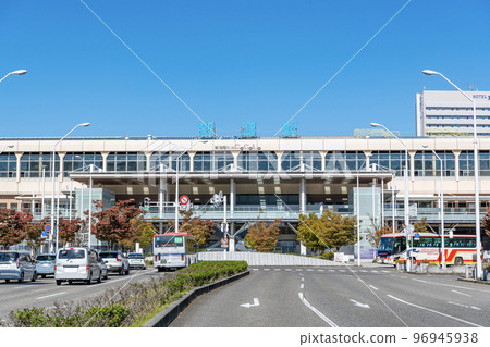 藍天下的新潟縣新潟市JR新潟站南口 96945938
