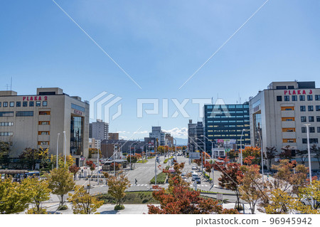 新潟縣新潟市藍天下的JR新潟站南口附近的街景 96945942