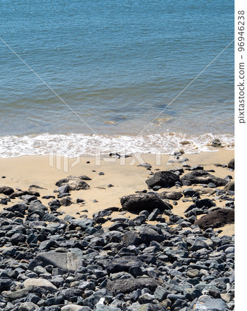 平靜的海岸。 96946238