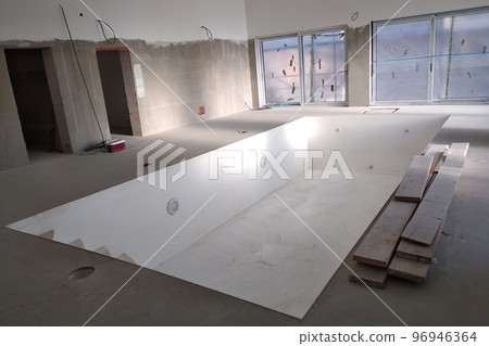 Interior of a house with big swimmig pool under renovation works. 96946364