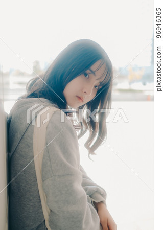 女高中生在都市相會的照片 96946365