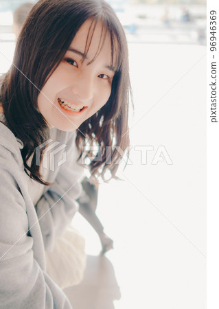 女高中生在都市相會的照片 96946369