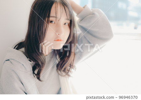 A picture of a high school girl meeting in the city 96946370