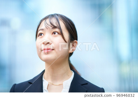 一位穿著西裝的年輕女士 96946832