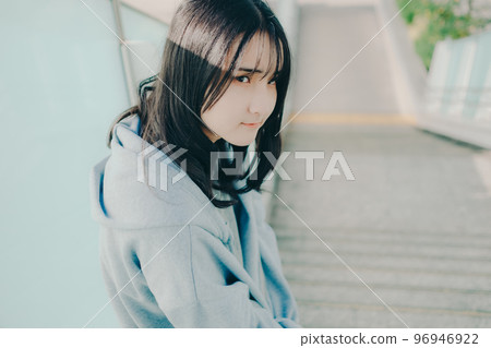 女高中生在都市相會的照片 96946922