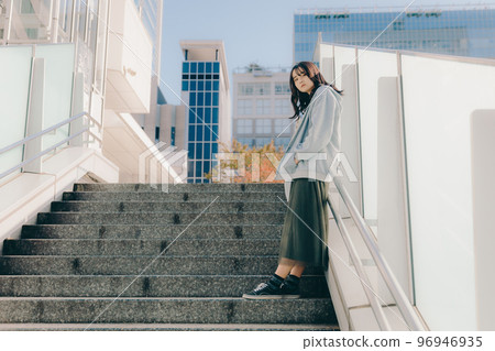 女高中生在都市相會的照片 96946935