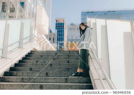 女高中生在都市相會的照片 96946936