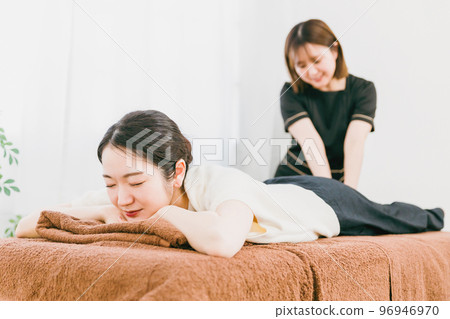 作為按摩師、治療師、脊椎按摩師和矯正骨盆的物理治療師的亞洲女性 作為按摩師、治療師、脊椎按摩師和矯正骨盆的物理治療師的亞洲女性 96946970