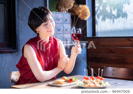 一個女人喝紅酒 96947008