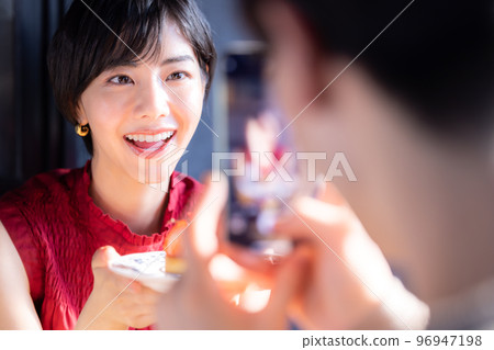 一對夫婦約會到咖啡館 一對夫婦約會到咖啡館 96947198