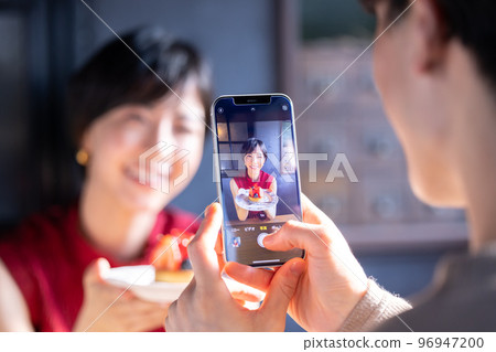 A couple to date at a cafe 96947200