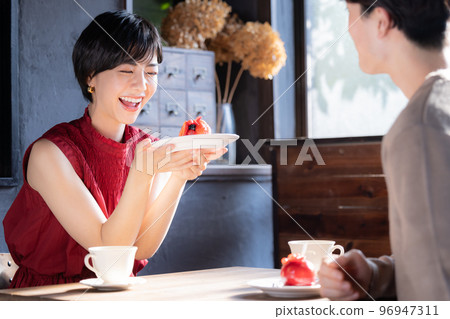 A couple to date at a cafe 96947311