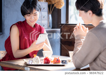 一對夫婦約會到咖啡館 96947622