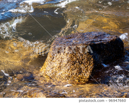平靜的海岸。 96947660