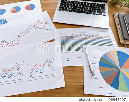 企業形像圖表和個人計算機 96947697