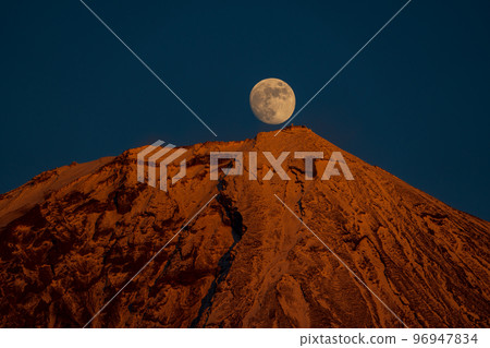 Full moon rising over Mt.Fuji in the evening sun 96947834