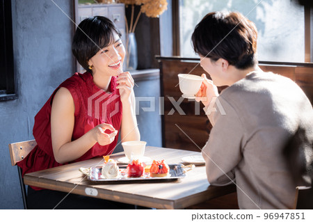 A couple doing dates at a cafe 96947851