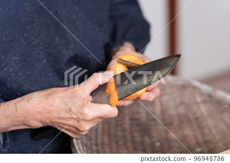 老婦人用菜刀剝澀柿子 96948786